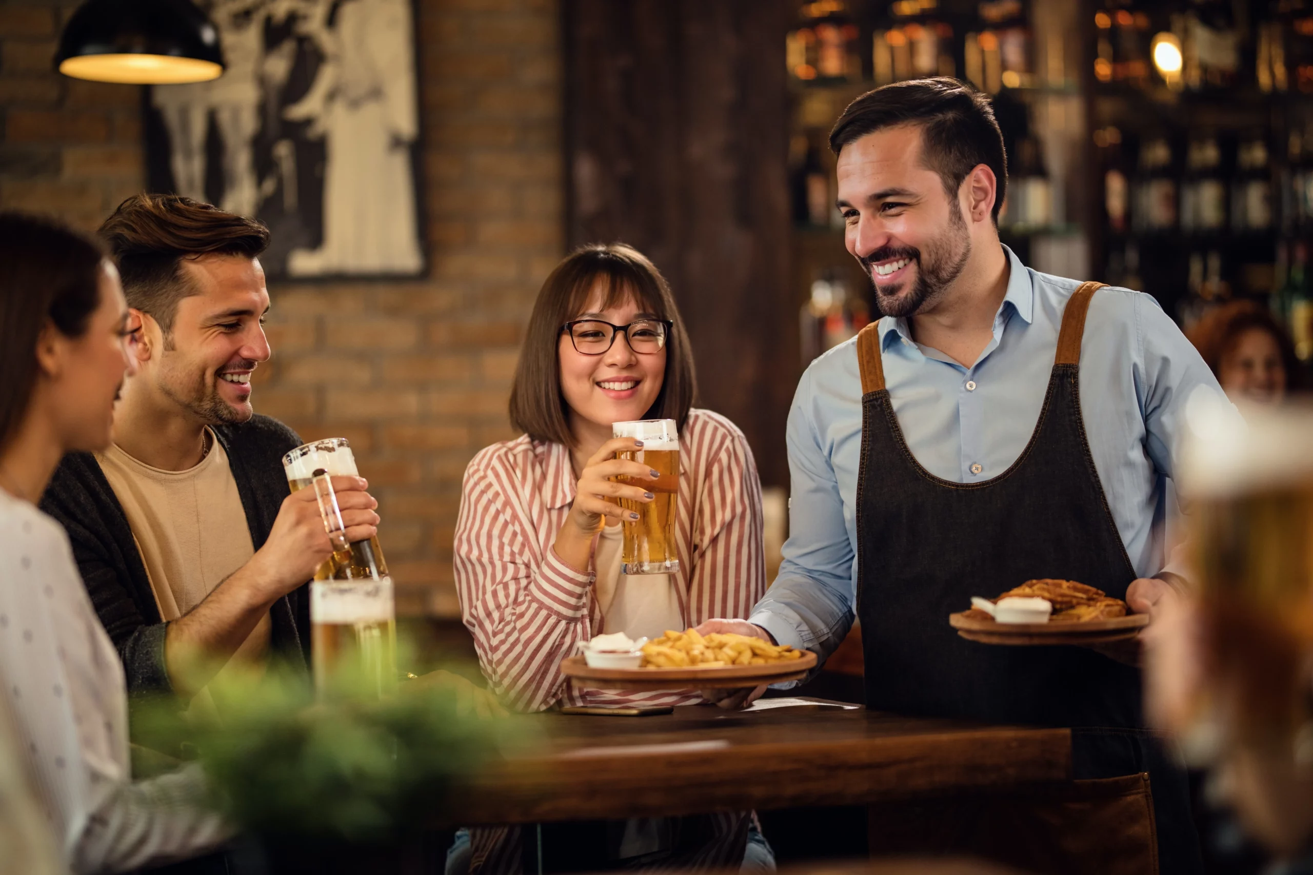 quatre personnes dans un bar
