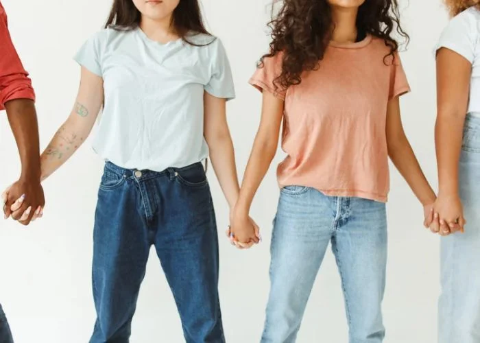 Grupo de personas tomadas de la mano, símbolo de inteligencia artificial ética centrada en el ser humano