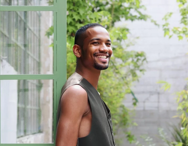 foto di uomo all'aperto