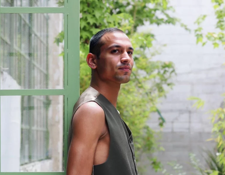 foto di uomo all'aperto