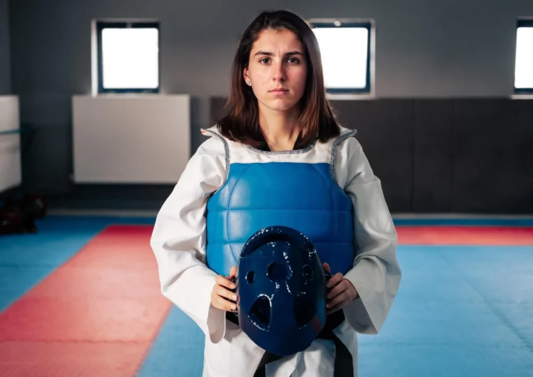 donna in palestra che fa scherma