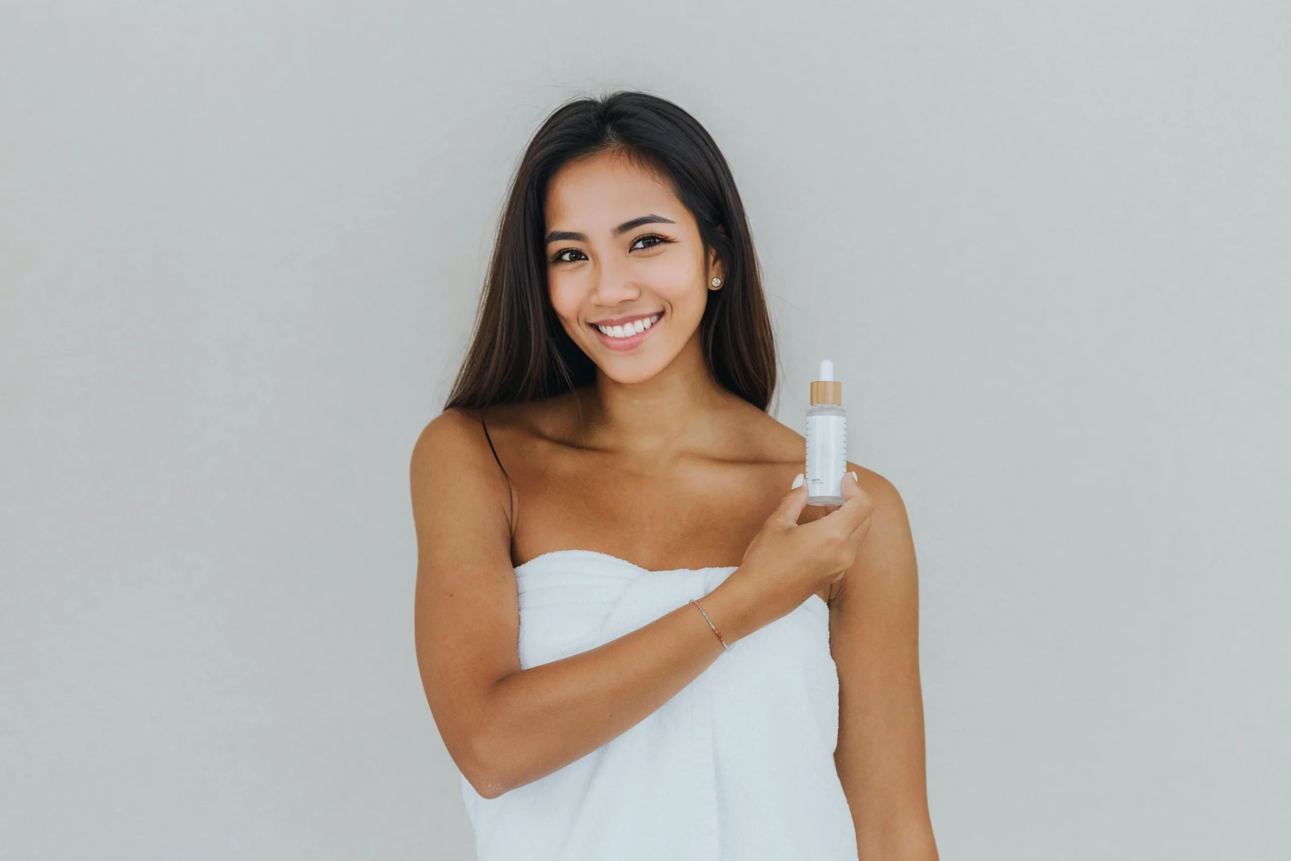 eraseid_1002424ymlvwRIMsYvHjwc6TEUzxuBAZnShDlFwbKH9wfBGSeRQkWlaRKhwagAyzabNWEcO_P8TC9a4h femme en robe blanche. remplissage de visage génératif