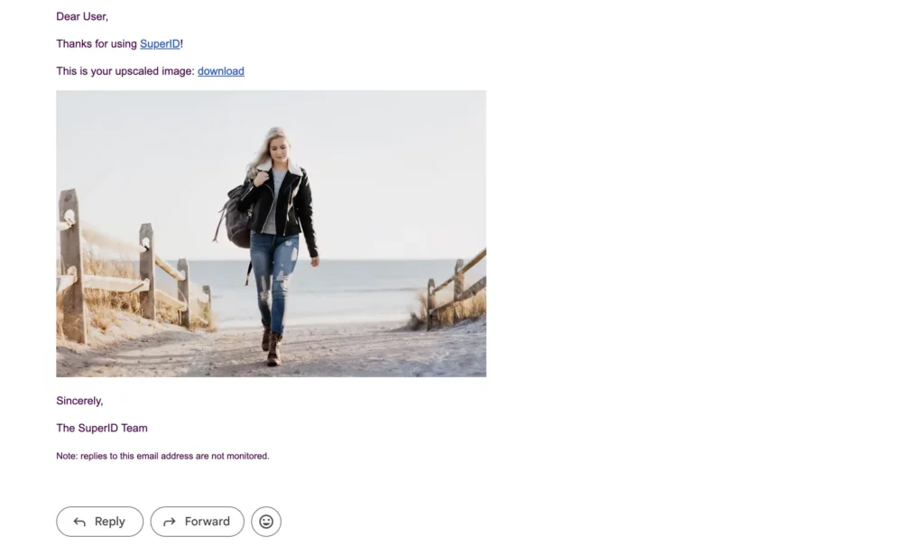 Frau zu Fuß am Strand