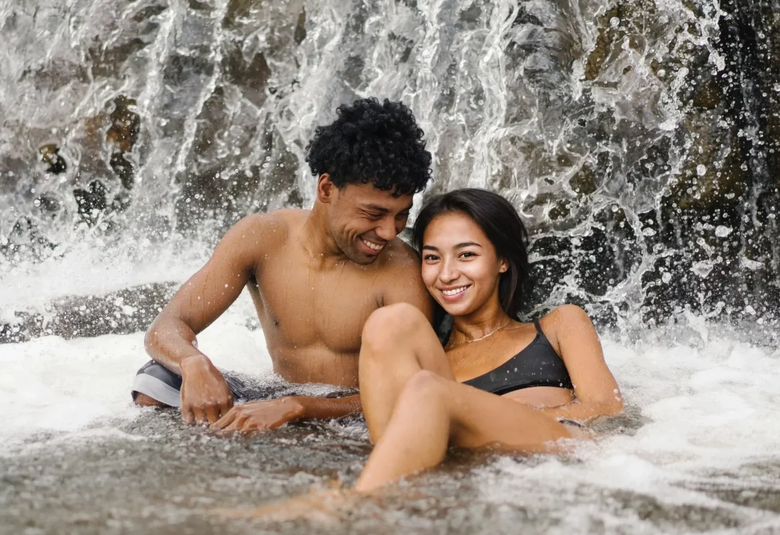 Mujer y hombre junto a una cascada