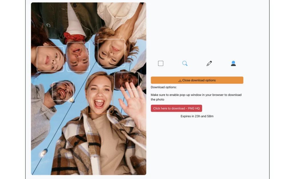 Endgültiges Bild der sich öffnenden Augen eines Mädchens auf einem Gruppenfoto