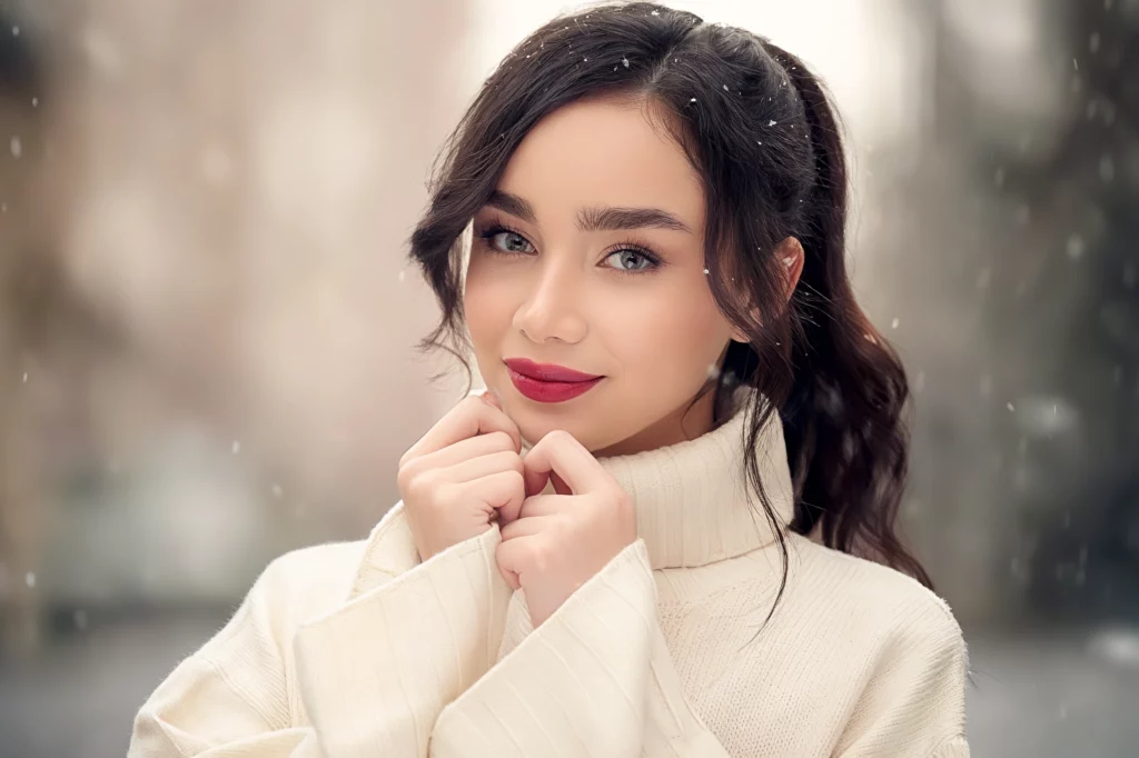 Après avoir amélioré l'image d'une fille dans la neige portant un pull blanc