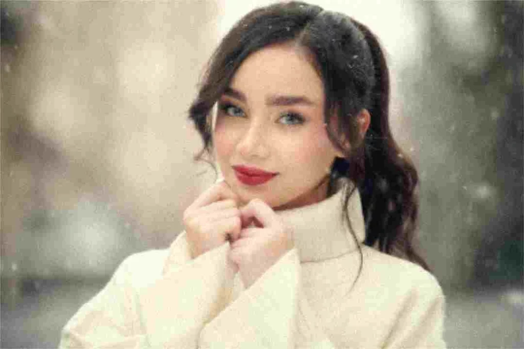 Avant de mettre à l'échelle une image d'une fille dans la neige portant un pull blanc à l'aide de SuperID