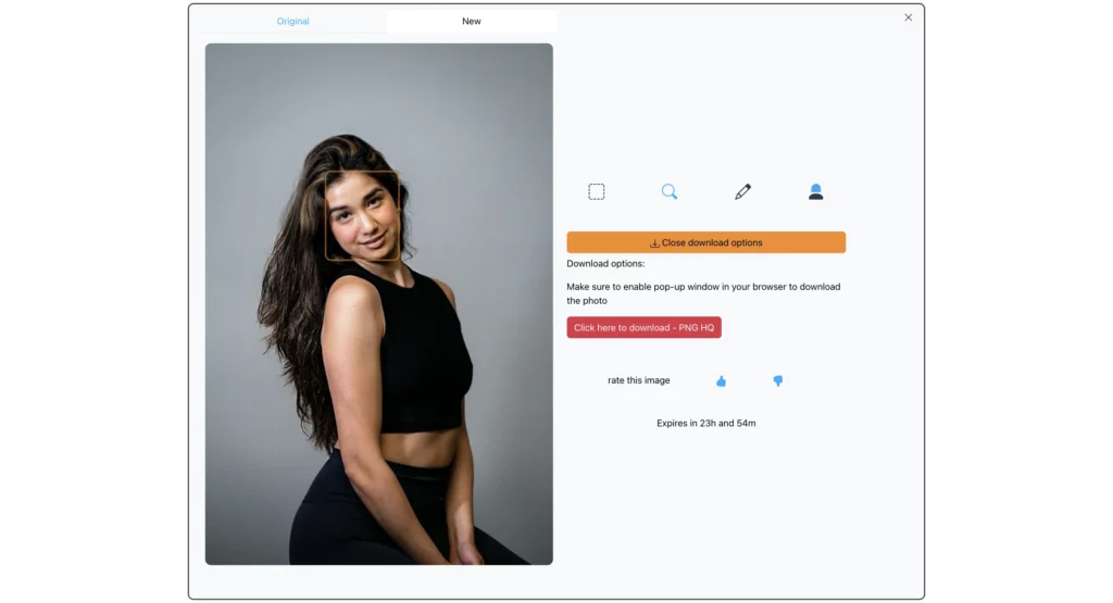 Junge Frau lächelt, nachdem sie EraseID verwendet hat, um ihren Gesichtsausdruck zu ändern