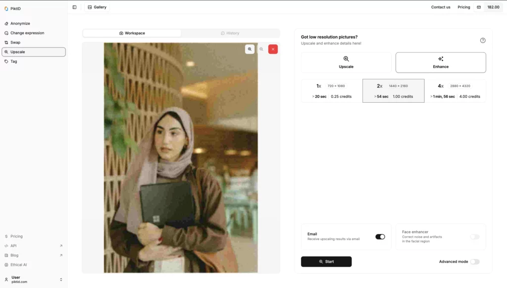 Caricamento di un'immagine grezza e sfocata su SuperID per migliorare l'immagine di una donna