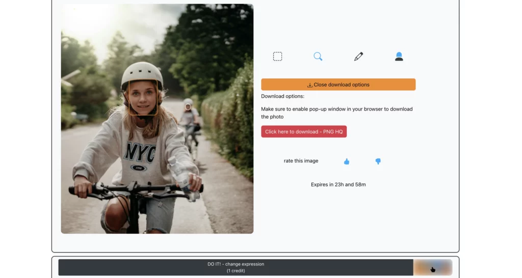 Das endgültige Bild zeigt ein lächelndes junges Mädchen in Grau nach der Verwendung der Funktion „Ausdrücke ändern“ von EraseID