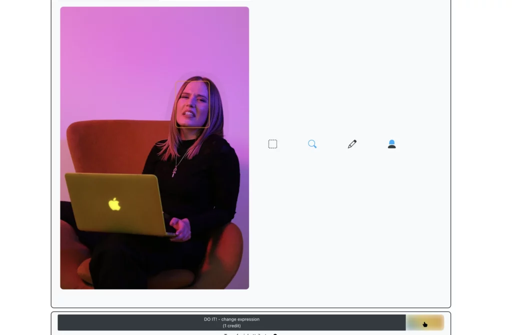 Una mujer de cabello largo está sentada en una silla naranja con una laptop Apple amarilla en la mano, sonriendo después de usar EraseID. El fondo está iluminado con tonos rosas y morados.