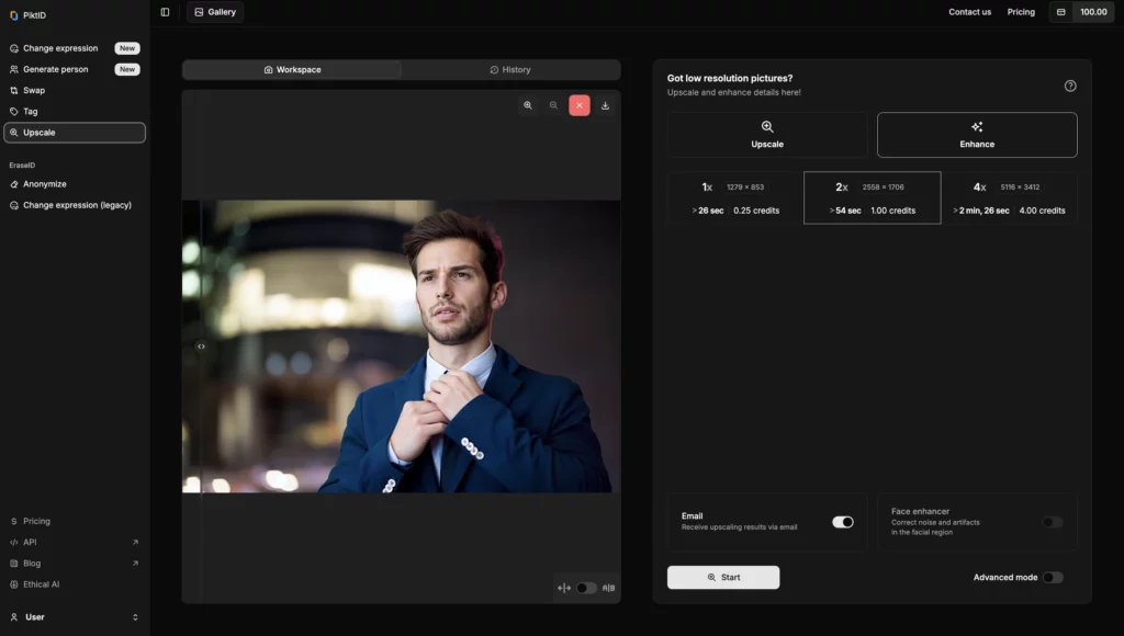 Téléchargement d'une image agrandie d'un homme en costume bleu après avoir utilisé Upscale par PiktID