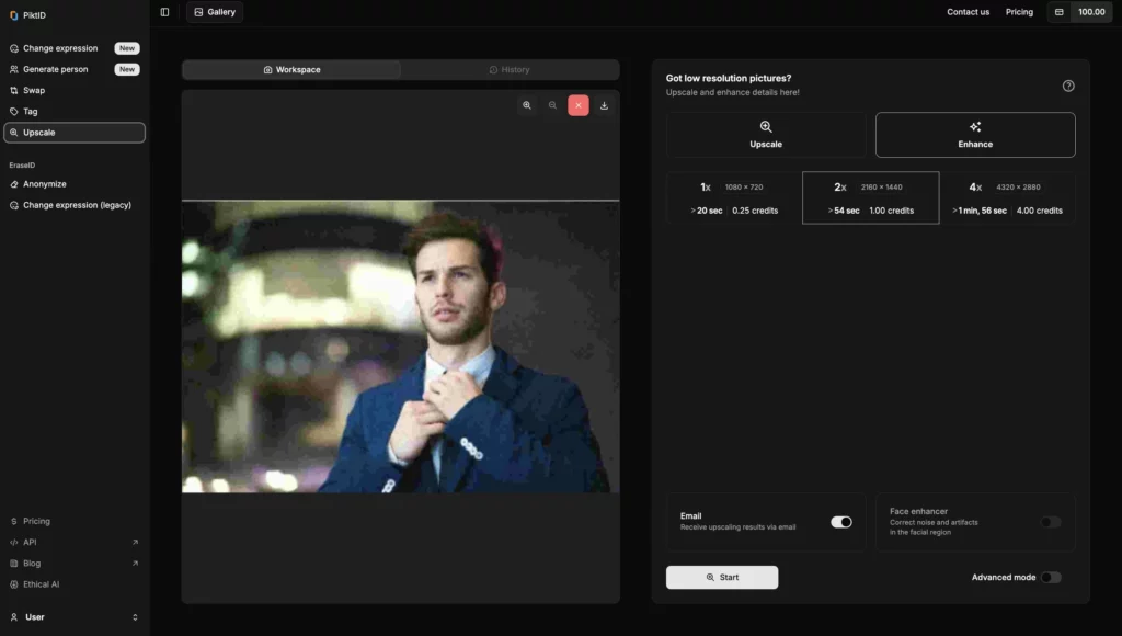 Téléchargement d'une image brute d'un homme en costume bleu ajustant sa cravate