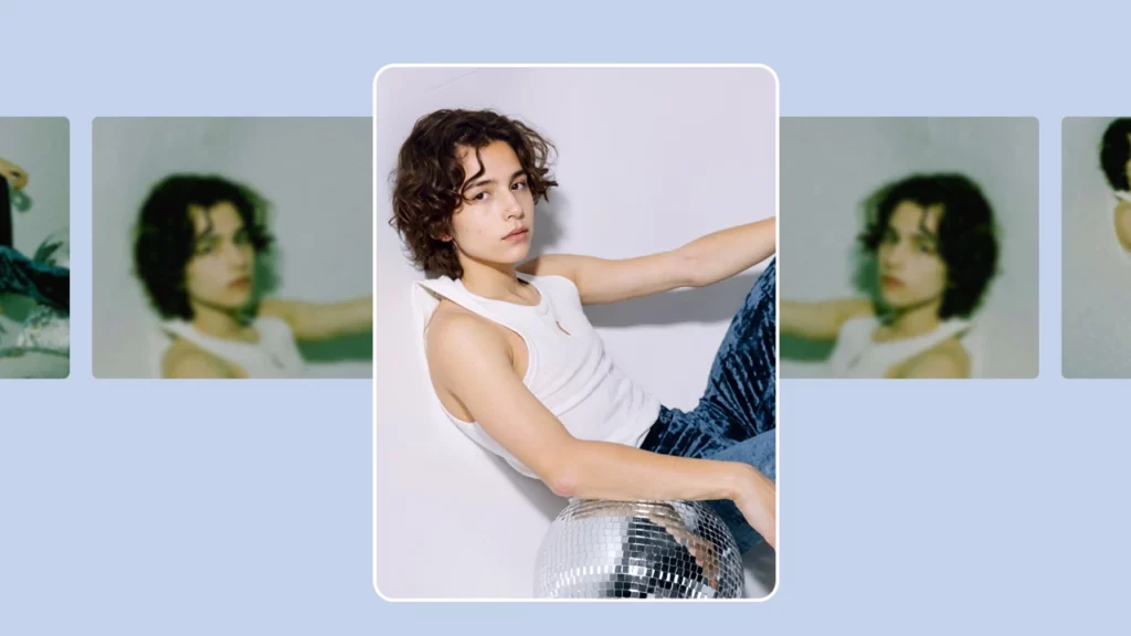 Immagine nitida di un ragazzino con una canottiera bianca appoggiato a una palla da discoteca, con versioni sfocate sullo sfondo per enfatizzare l'ingrandimento dell'immagine tramite intelligenza artificiale.